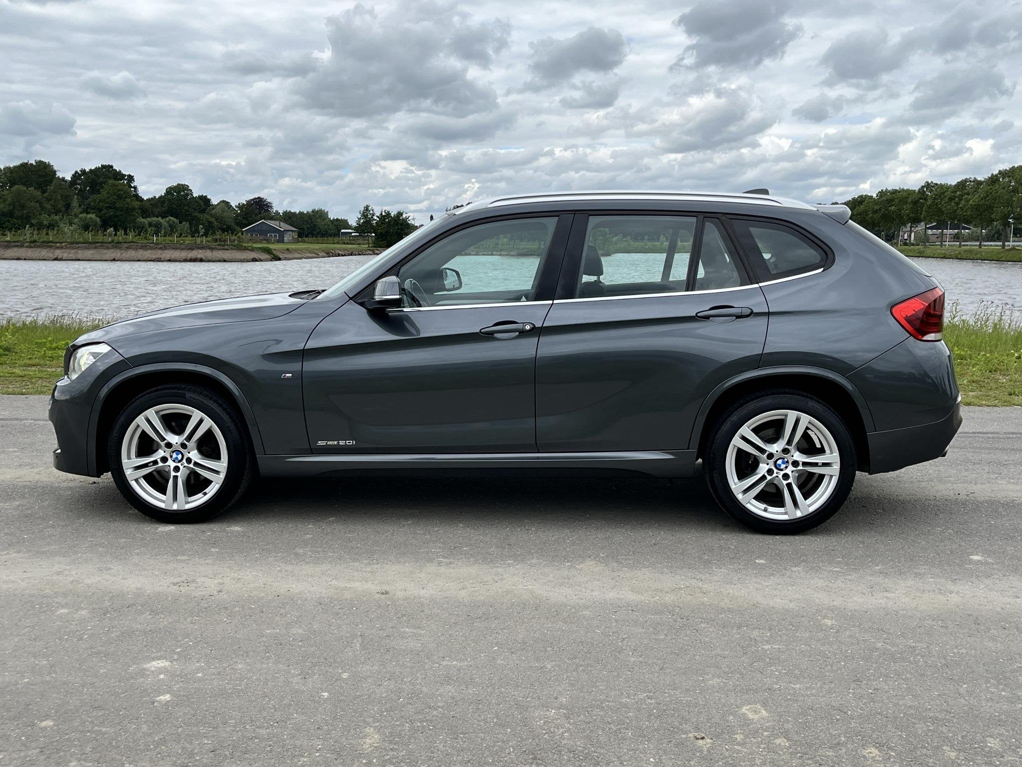 BMW X1 sDrive20i High Executive Clima, cruise, stoelverwarmi, 4 cilinders, 184 pk, Automatische klimaatregeling, SUV of Terreinwagen