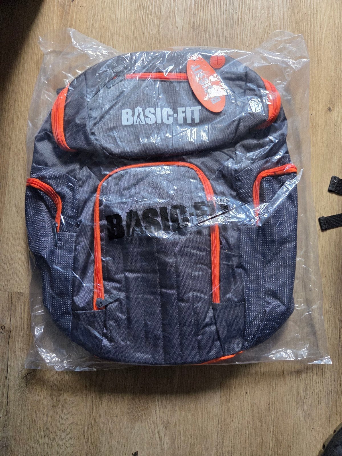 Nieuwe Basic Fit rugzak - grijs met oranje accenten, Sieraden, Tassen en Uiterlijk, Overige merken, 25 tot 40 cm, Nieuw, Ophalen of Verzenden