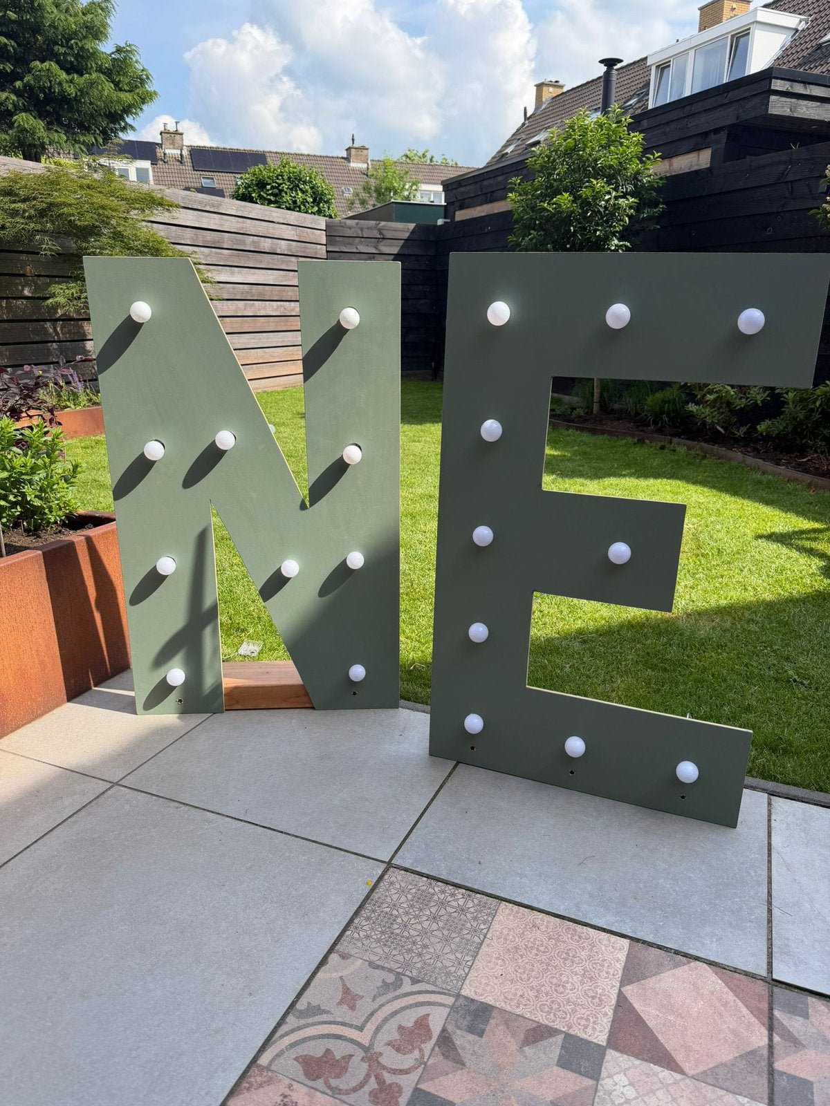 Letter lamp N en E, Ophalen