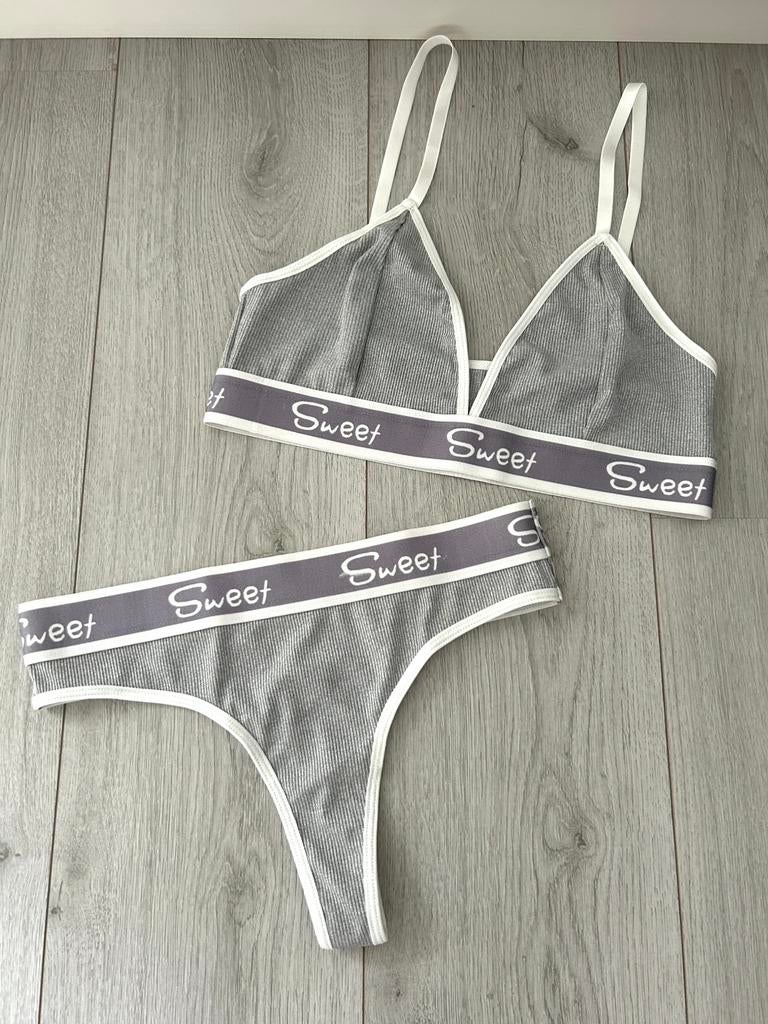 Lingerie set met tekst (string + top) NIEUW, Ophalen of Verzenden, Grijs, Setje