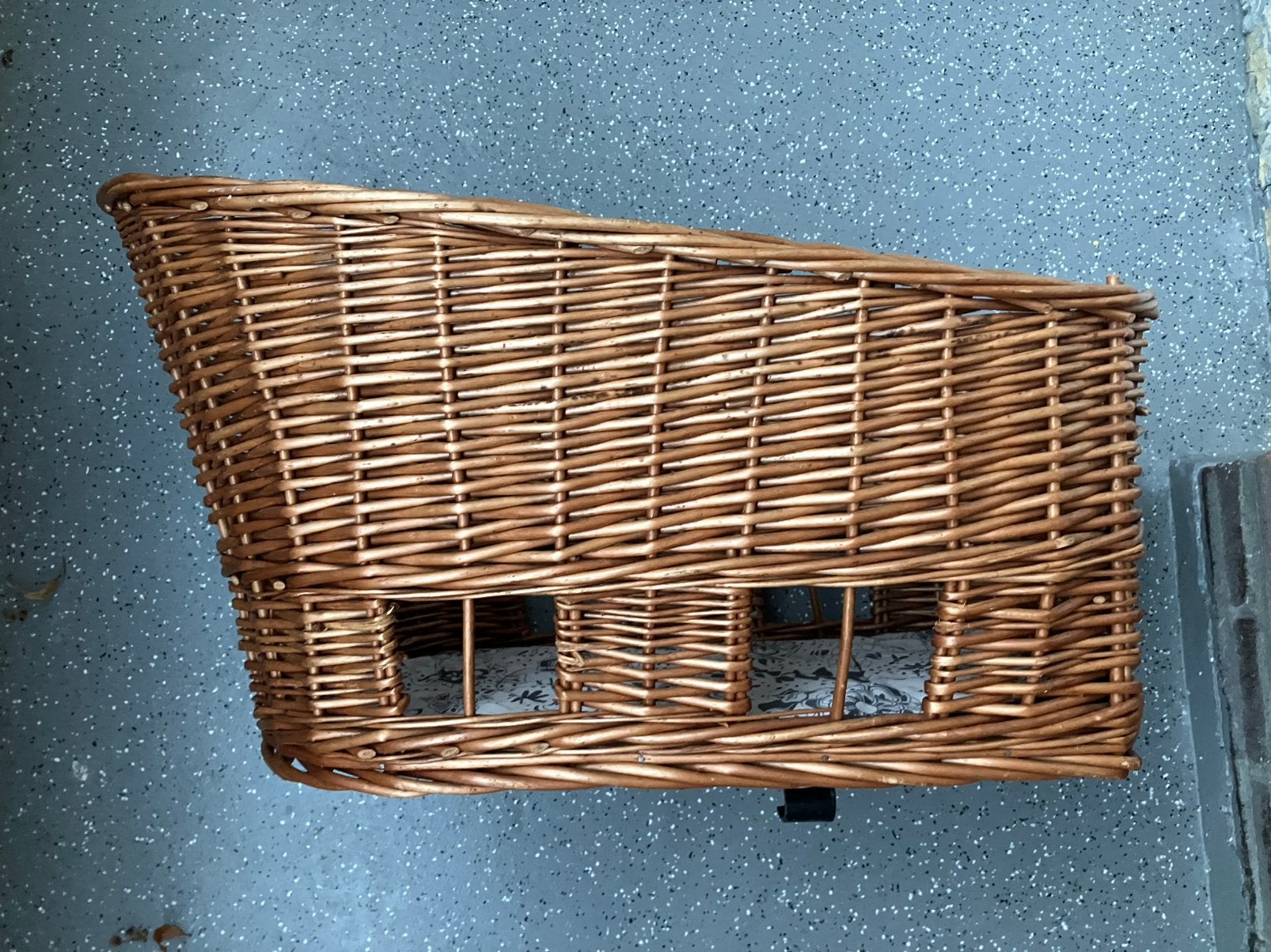 Basil rieten fietsmand achter, hond/kat, Dieren en Toebehoren, Ophalen, Zo goed als nieuw