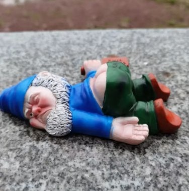 Prachtig tuinbeeldje Dronken Tuinkabouter blauw (15cm), Tuin en Terras, Ophalen of Verzenden, Nieuw, Overige materialen