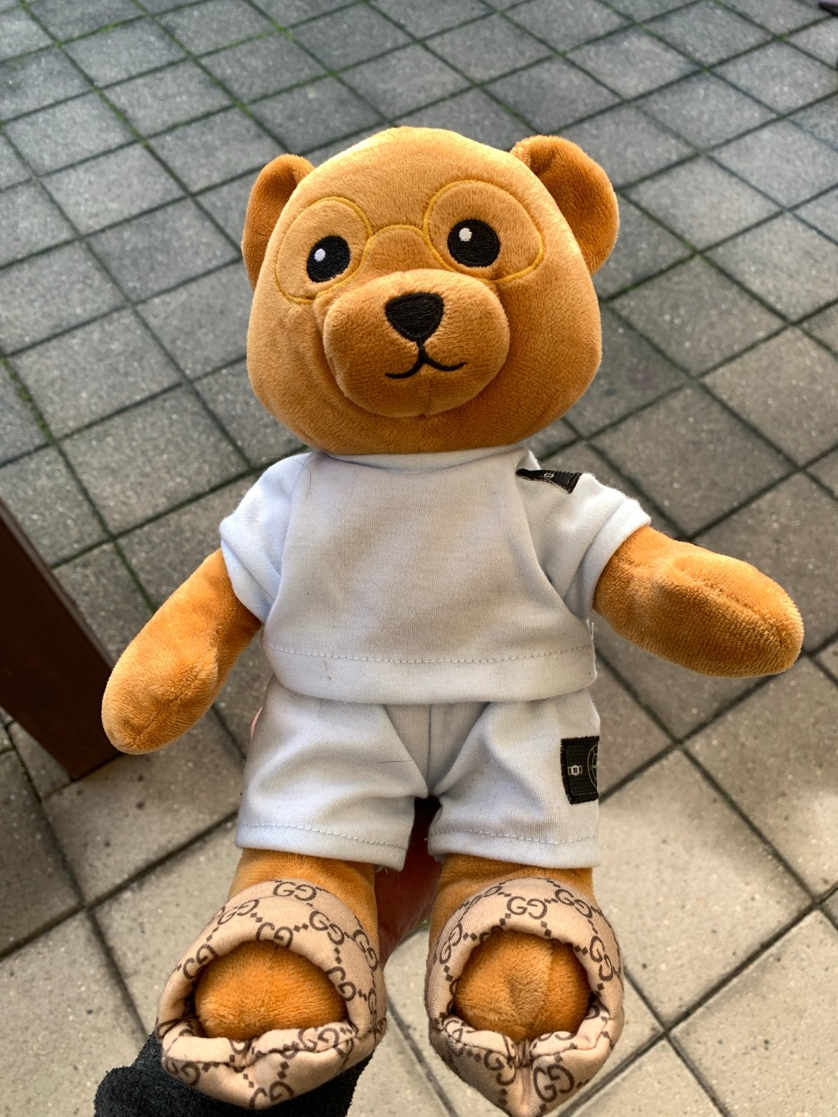 Knuffelbeer met Stone Island kleding en Gucci slippers, Overige merken, Beer, Ophalen of Verzenden, Zo goed als nieuw