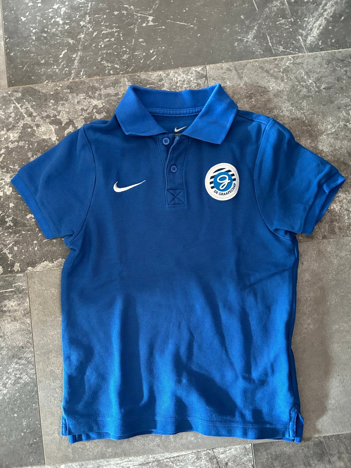 Nike polo shirt De Graafschap maat 122-128, Ophalen of Verzenden, Zo goed als nieuw, Jongen, Shirt of Longsleeve