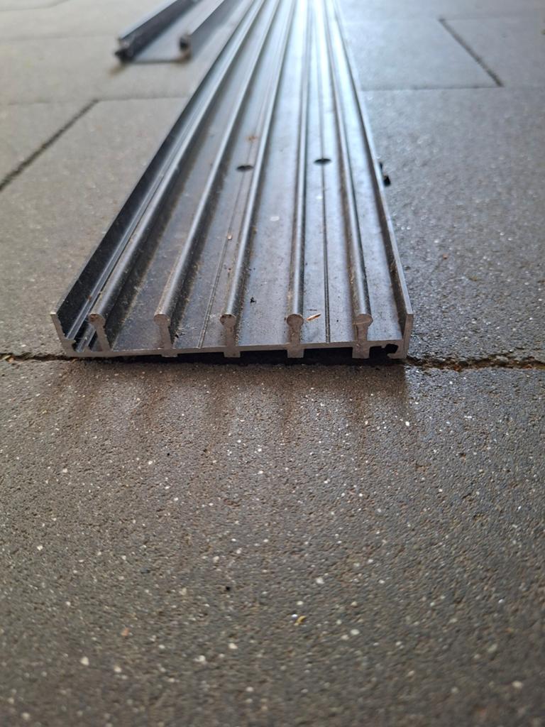 Aluminium profiel / rail voor diverse toepassingen, Doe-het-zelf en Verbouw, Kozijnen en Schuifpuien, Gebruikt, 225 cm of meer