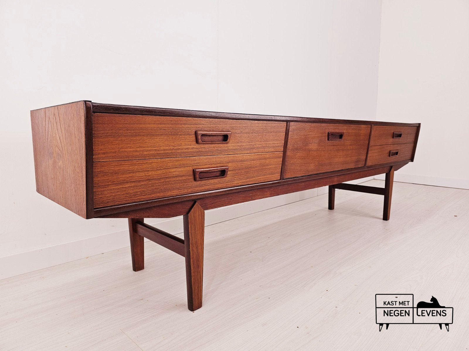 Foto 6 van Vintage dressoirs, retro platenkasten, 1960's Deens design