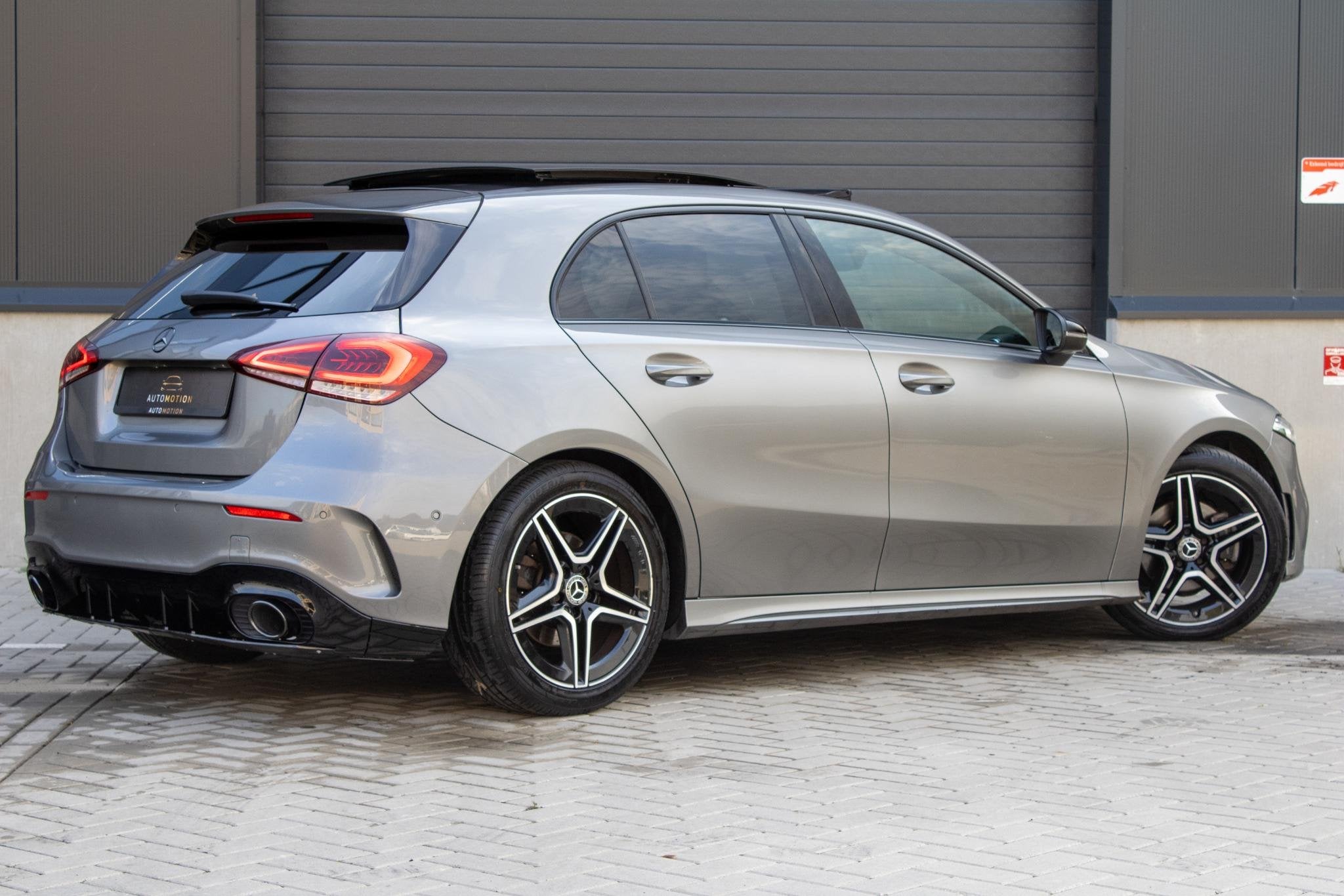 Mercedes-Benz A-klasse 200 Business Solution AMG PANO CAMERA, Gebruikt, 4 cilinders, Met garantie (alle), 163 pk
