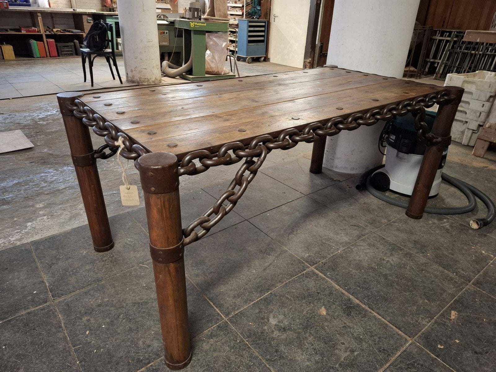 Zware beslagen tafel van ankerketting en oud grenen., Ophalen