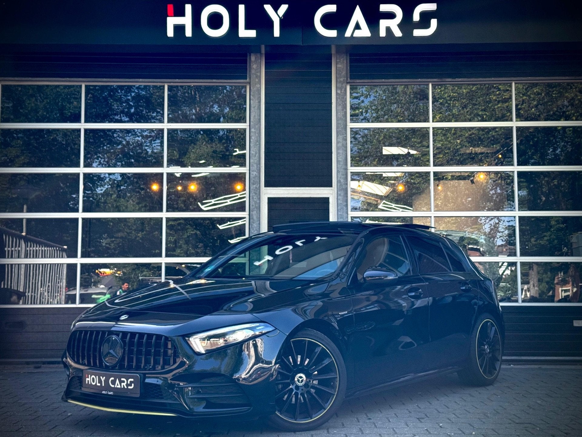 Mercedes-Benz A-klasse 200 AMG YELLOW Edition 1 | PANO | LED, Gebruikt, Euro 6, 4 cilinders, Leder
