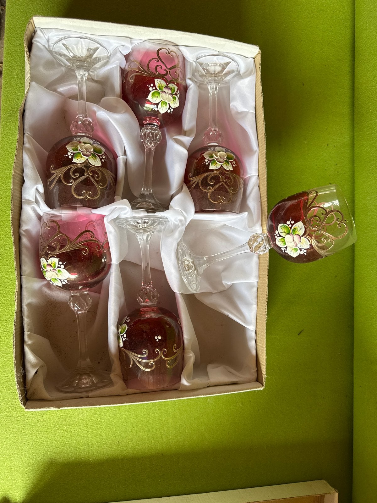 Kristal Bohemen wijnglazen met opgelegde bloemen, Ophalen