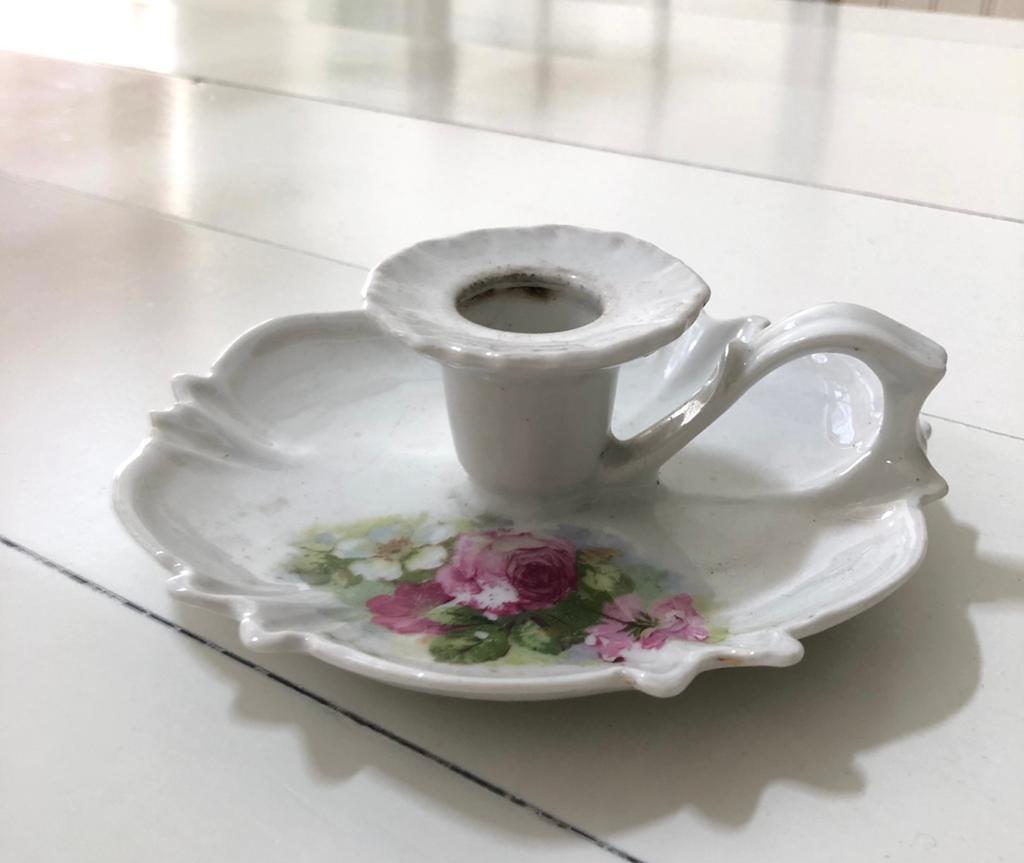 Lief brocante wit porselein blakertje met roosjes, Ophalen of Verzenden