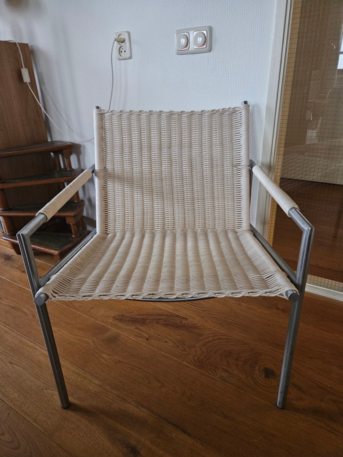 Witte rieten stoel met metalen frame - 60x60x73 cm, Huis en Inrichting, Stoelen, Ophalen