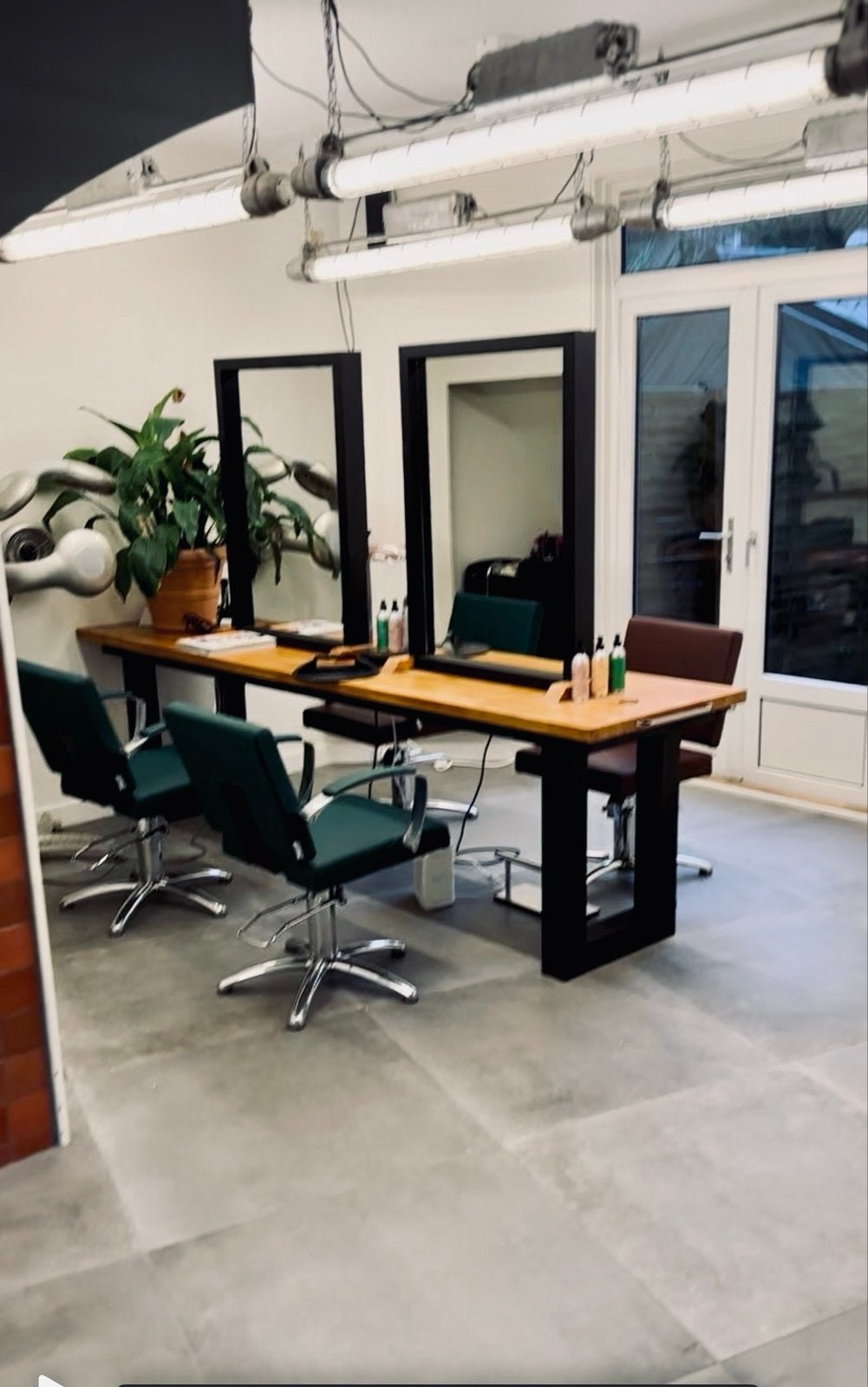 Aparte  ruimte in hair salon te huur met 4 stoelen Amsterdam