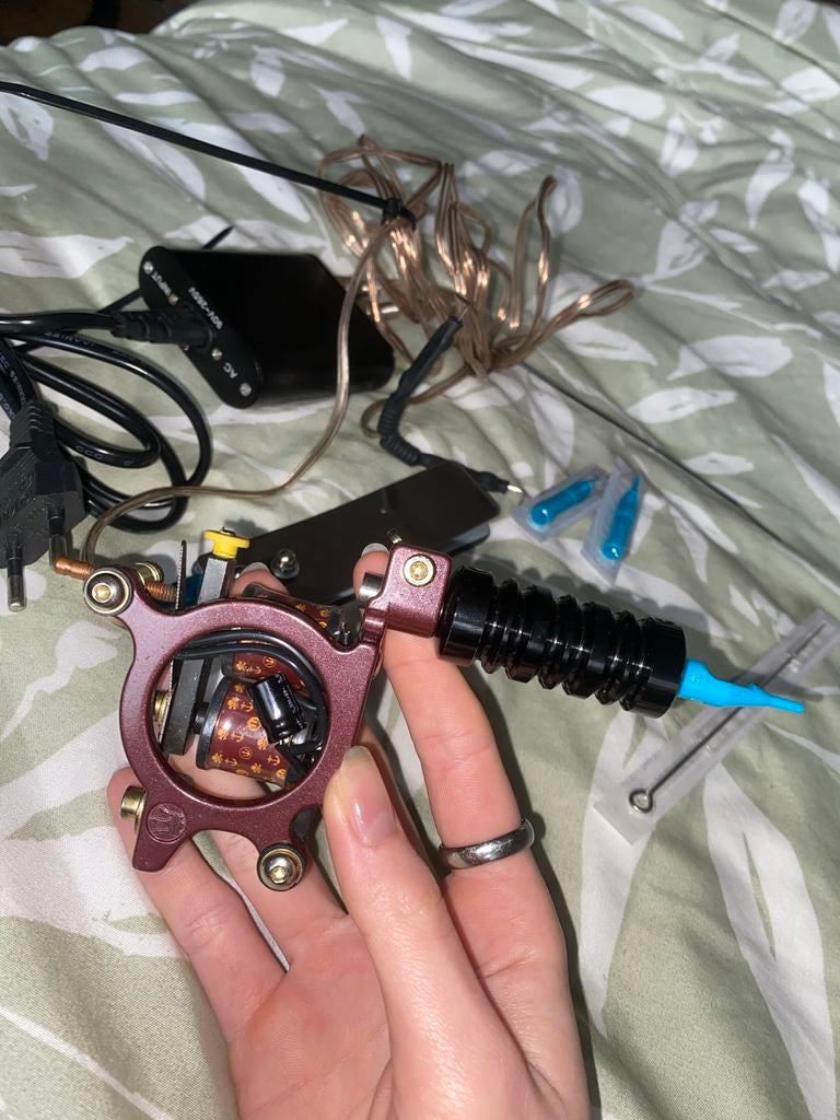 Complete tattoo machine set (coil) + voeding & pedaal, Ophalen, Gebruikt