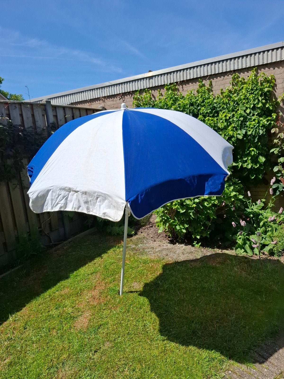 Parasol , blauw /wit, Ophalen, Gebruikt, Kantelbaar, 1 tot 2 meter
