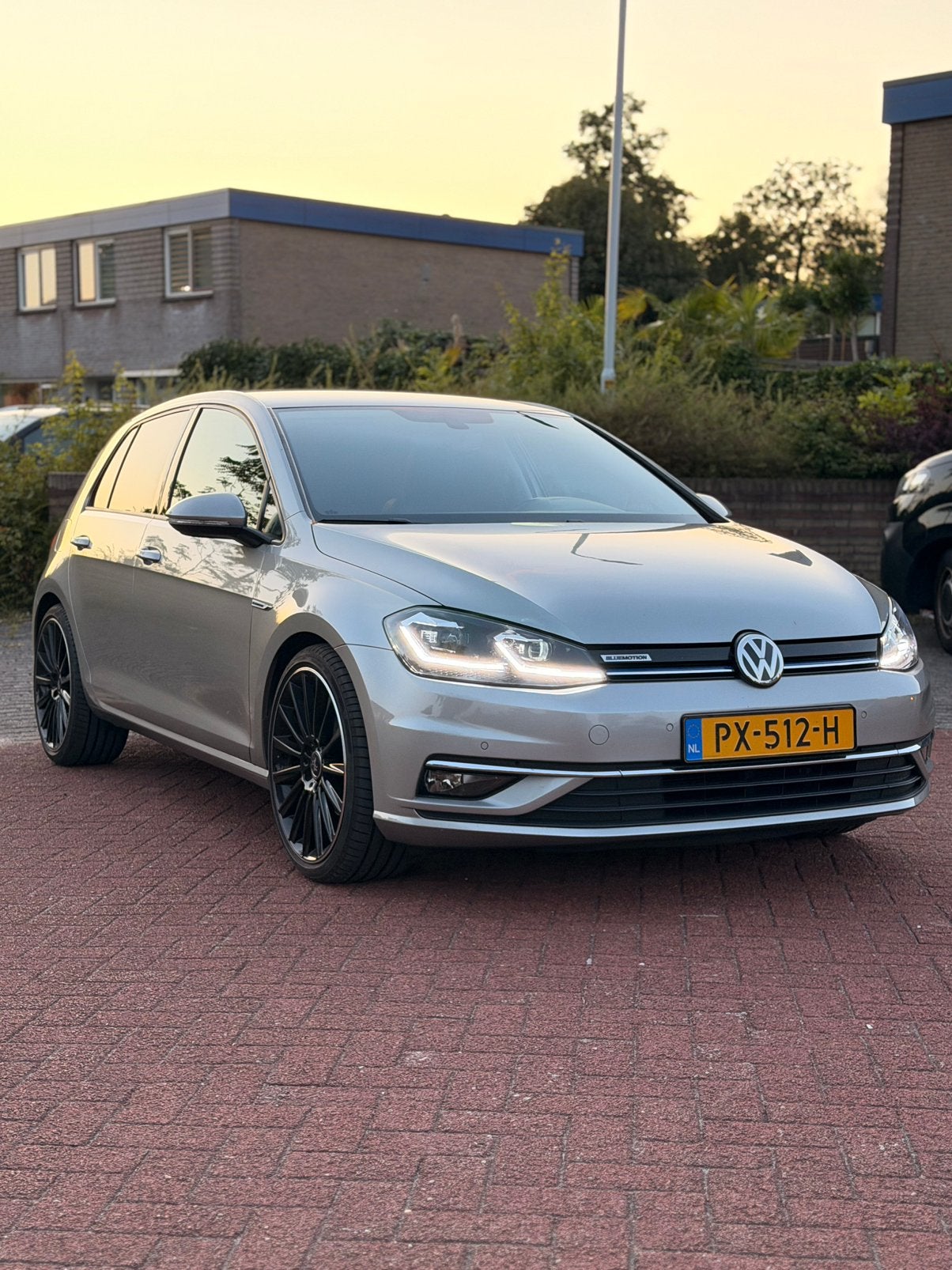 Volkswagen Golf 1.5 TSI 130pk 7-DSG 5D Bluemotion 2017 Grijs, Auto's, 1498 cc, 4 cilinders, Dealer onderhouden, Zilver of Grijs