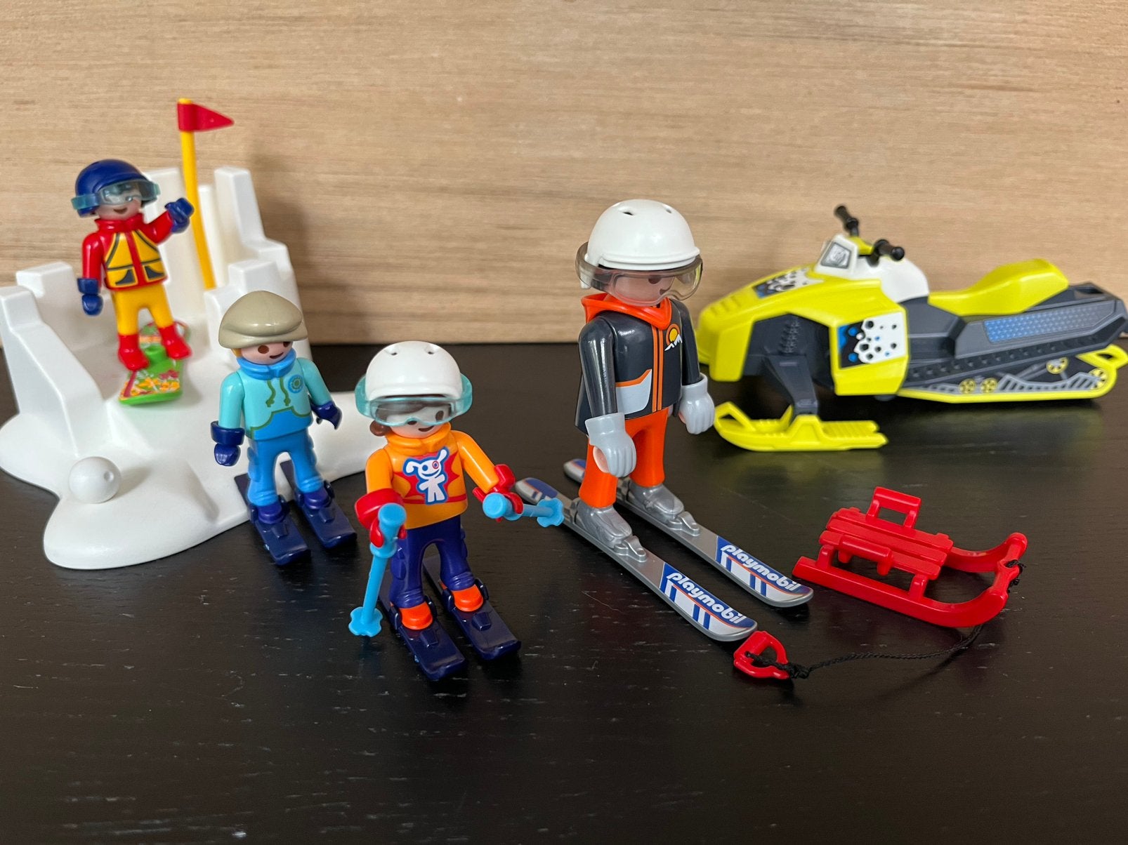 Playmobil 9285+9283 sneeuwscooter slee skiën snowboarden, Ophalen of Verzenden, Zo goed als nieuw