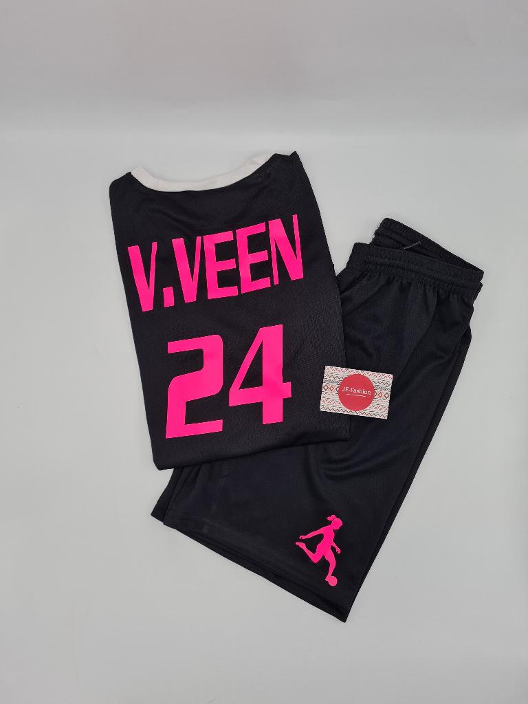 Voetbaltenue met je eigen naam in maat 104, Kinderen en Baby's, Kinderkleding | Maat 104, Ophalen of Verzenden, Nieuw, Jongen of Meisje