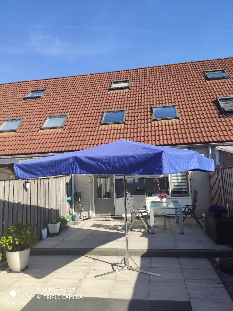 Grote stevige tuin-terrasparasol 3x3 meter+ RVS  voet, Ophalen, Zo goed als nieuw, 2 tot 3 meter, Overige typen