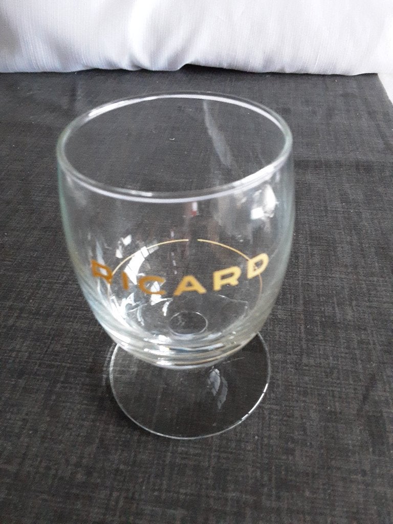 RICARD glas op voet, gele logo, klein, Verzamelen, Glas en Borrelglaasjes, Ophalen of Verzenden, Zo goed als nieuw, Borrel- of Shotglas