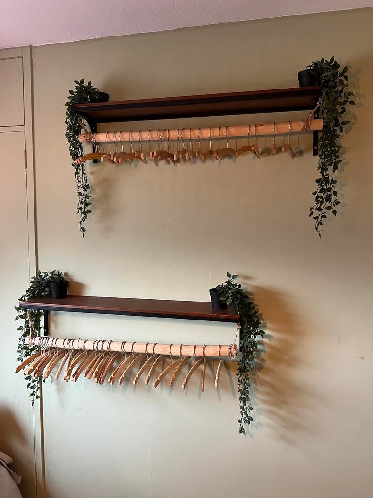 Planken met boomtakken als roede voor kledinghangers, Ophalen, Gebruikt