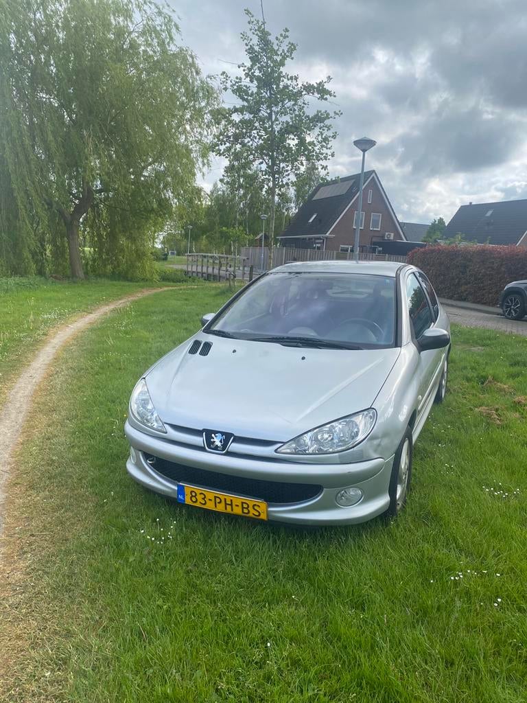 Peugeot 206 1.6 16V Gentry 3D 2004 Grijs, Auto's, Voorwielaandrijving, 15 km/l, 40 €/maand, Handgeschakeld