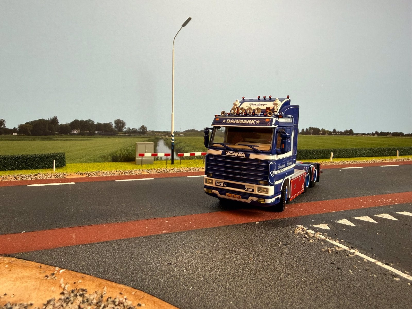 WSI Scania 143M420 Streamline 6x2 trekker Finn Jensen 1:50, Ophalen of Verzenden, Nieuw, Bus of Vrachtwagen, Wsi