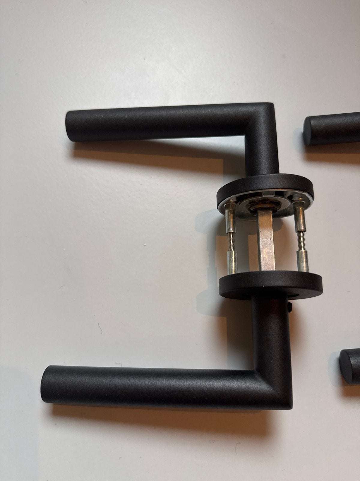 2 Mat Zwarte Deurkrukken Rond Roset met Veer - Zo Goed als N, Ophalen of Verzenden, Zo goed als nieuw, Overige materialen, Klink of Kruk