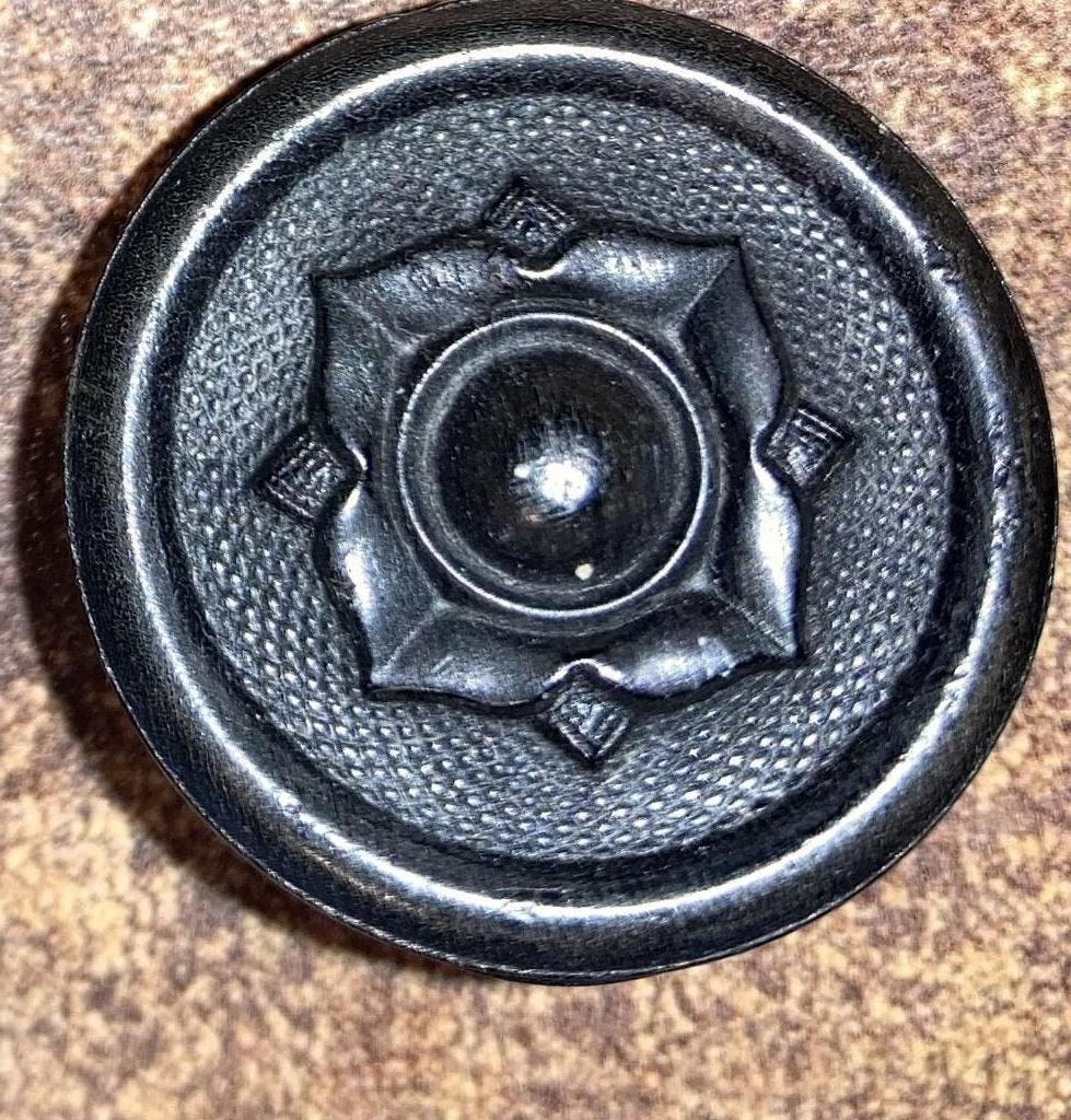 Oude knoop Zeeuws zwart diameter 2,5 cm. Klederdracht, Verzenden