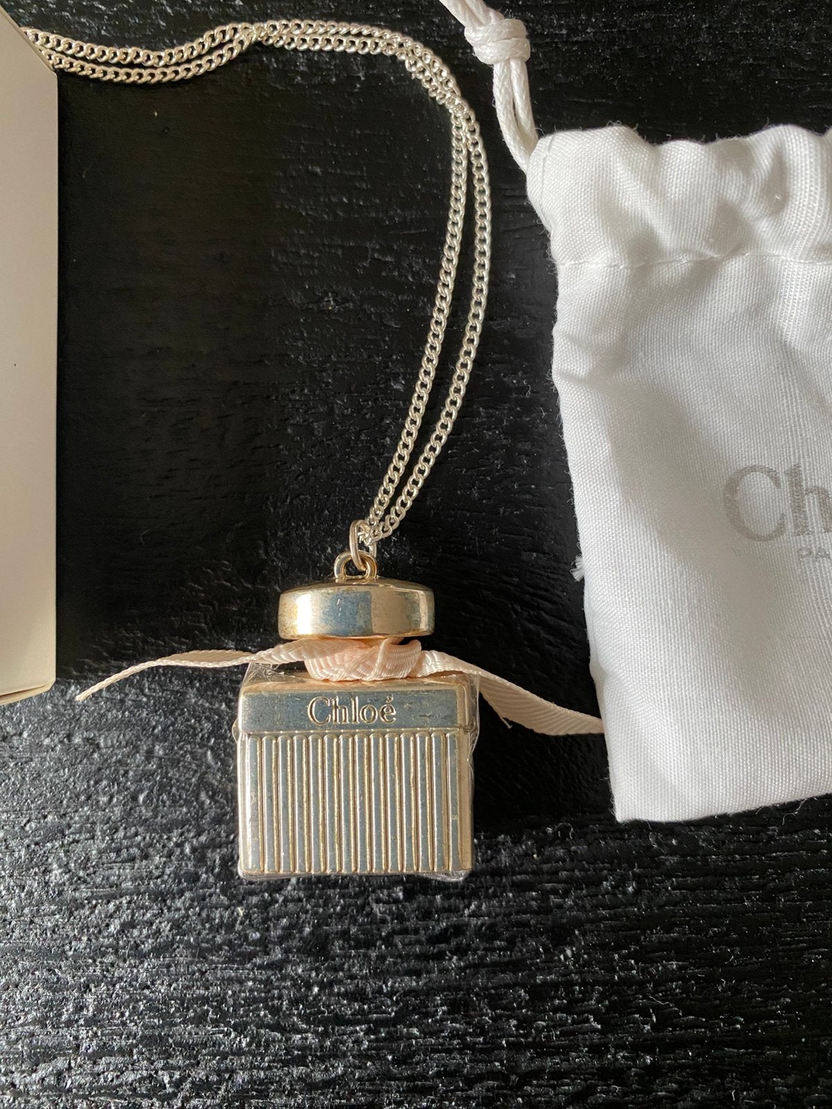 Parfum flesje aan ketting chloé, Ophalen of Verzenden, Zo goed als nieuw, Zilver, Overige materialen