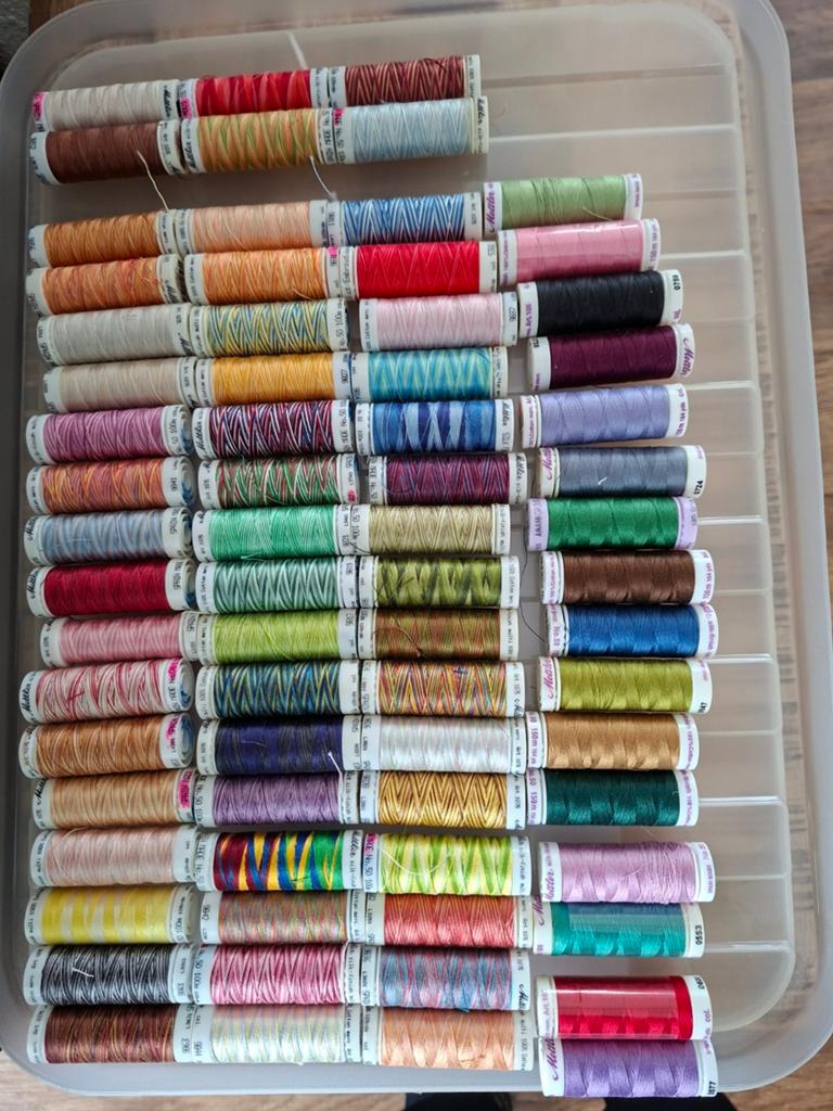 70 klosjes Mettler Silk finish naaigaren diverse kleuren, Ophalen of Verzenden, Zo goed als nieuw, Garen of Naald(en)