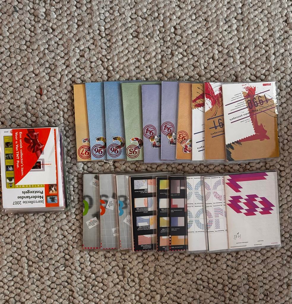 Jaarcollectie Nederlandse postzegels 1981-1996 + 2001-2007, Postzegels en Munten, Postzegels | Nederland, Ophalen of Verzenden