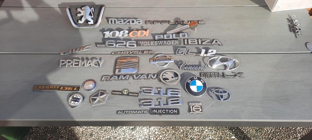 30 oude auto emblemen auto logos automerken, Ophalen of Verzenden, Seat