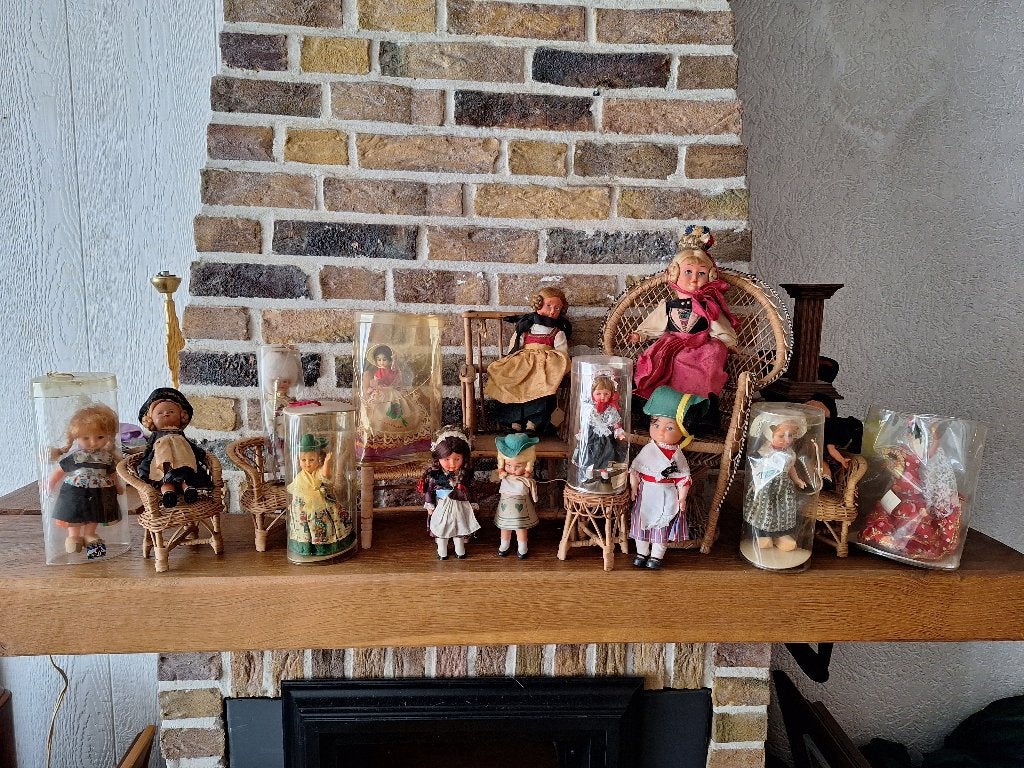Vintage klederdrachtpoppen souvenirpoppen + rieten stoelen, Ophalen of Verzenden, Gebruikt, Pop