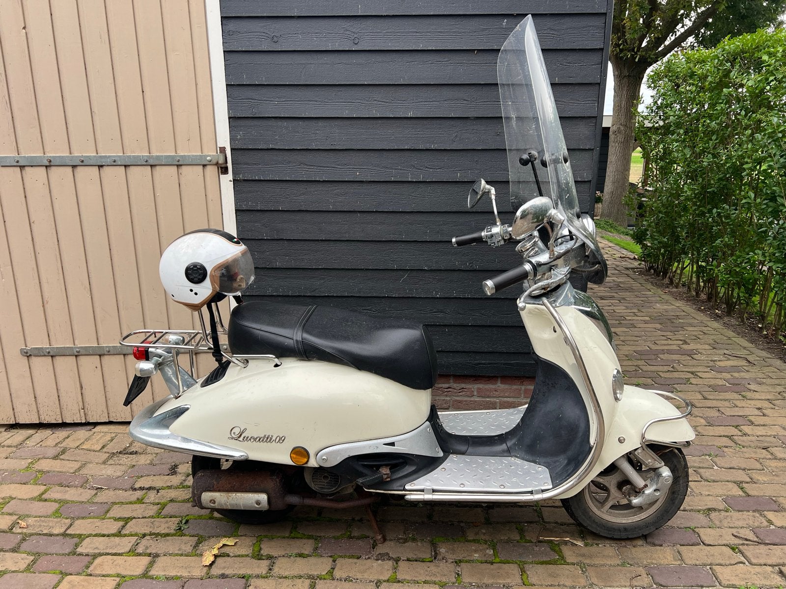 Lucatti 09 Scooter - Loopt - Met windscherm en helm, Fietsen en Brommers, Ophalen, Gebruikt, Maximaal 45 km/u, Benzine