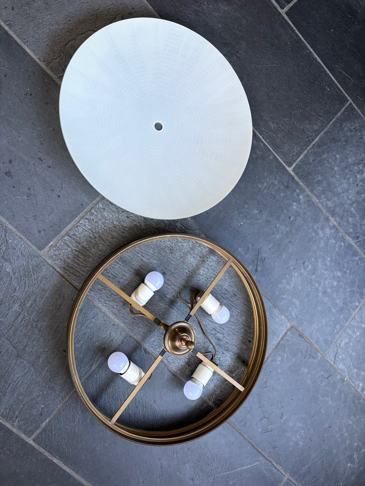 Grote bronzen plafonnière 48 cm met glazen kap en LED, Ophalen, Gebruikt, Inclusief lichtbron, Antiek