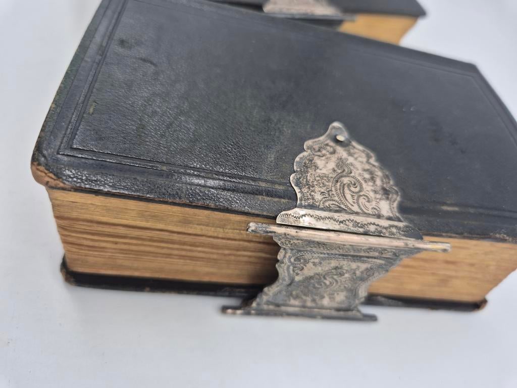 2 oude bijbels met zilveren slot, Verzenden, Bijbel