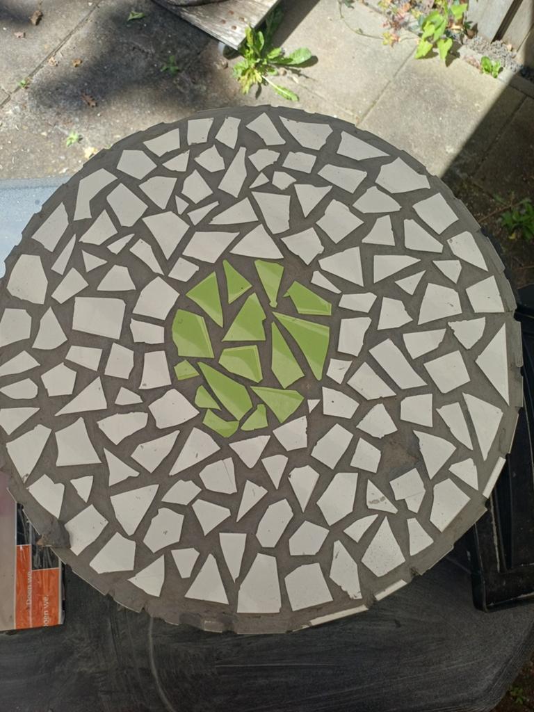Een mooi bij zet  tafeltje, Tuin en Terras, Tuinsets en Loungesets, Ophalen, Hout, 2 zitplaatsen