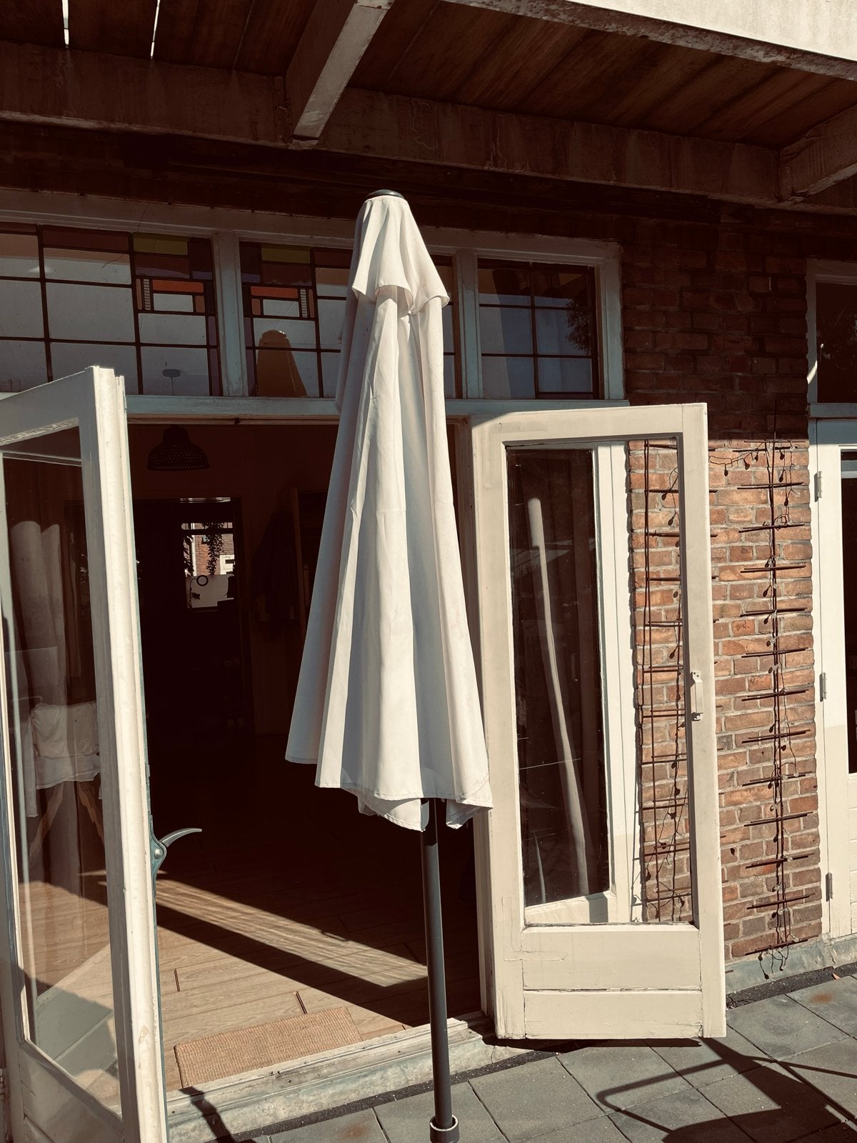 Halve parasol wit met voetstuk, Tuin en Terras, Ophalen, Gebruikt, Muurparasol, Verstelbaar