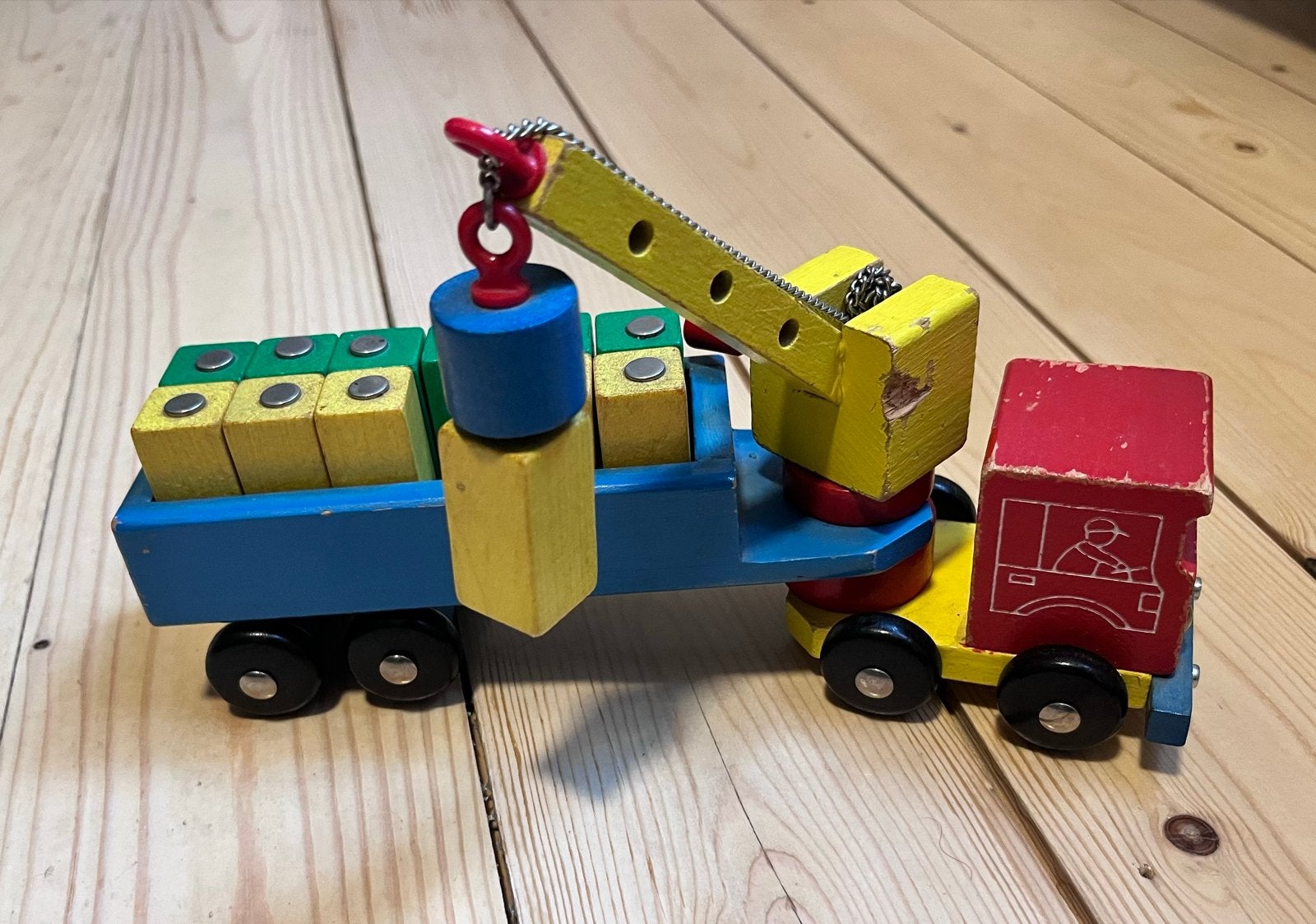 Vintage 80s Houten speelgoed vrachtwagen met kraan & blokken, Ophalen of Verzenden, Gebruikt, Rij- of Hobbelspeelgoed