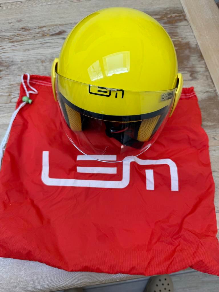 LEM Kinderhelm Geel met Maat 54 scooter brommer boy girl, Fietsen en Brommers, Brommerhelmen, Ophalen of Verzenden, Zo goed als nieuw