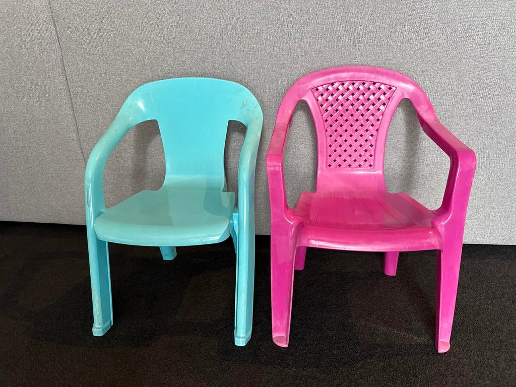 2 plastic kinderstoeltjes (blauw en roze), Kinderen en Baby's, Kinderstoelen, Gebruikt, Overige typen, Ophalen
