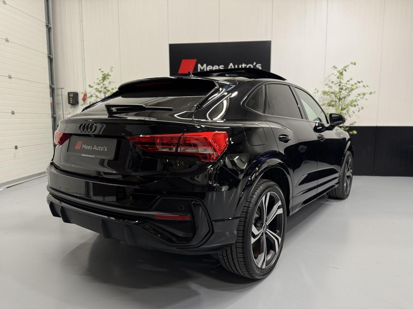 Audi Q3 Sportback 45 TFSI e S Edition|Pano|Ambiance|20 inch|, Auto's, Stof, Gebruikt, Met garantie (alle), Zwart