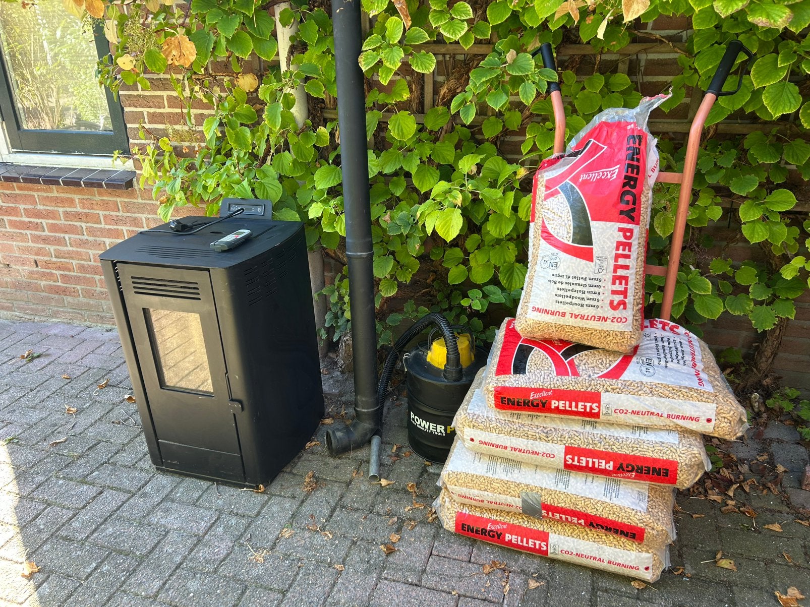 Gebruikte pelletkachel, asstofzuiger, pijp, zakken pellets., Gebruikt, Ophalen of Verzenden, Pelletkachel, Vrijstaand