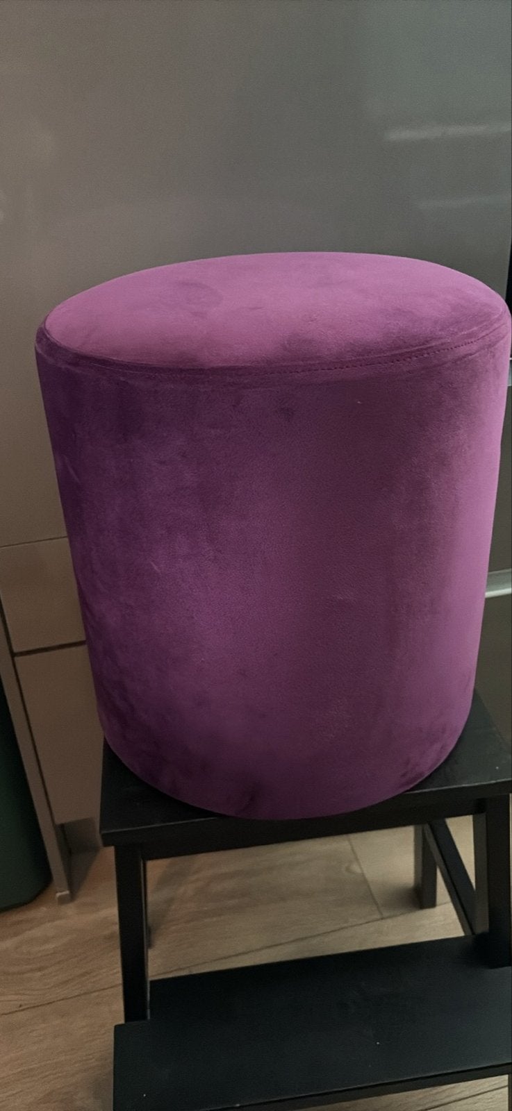 Paarse fluwelen poef - Zo goed als nieuw, Huis en Inrichting, Banken | Voetenbanken en Poefen, Ophalen, Minder dan 50 cm, Rond