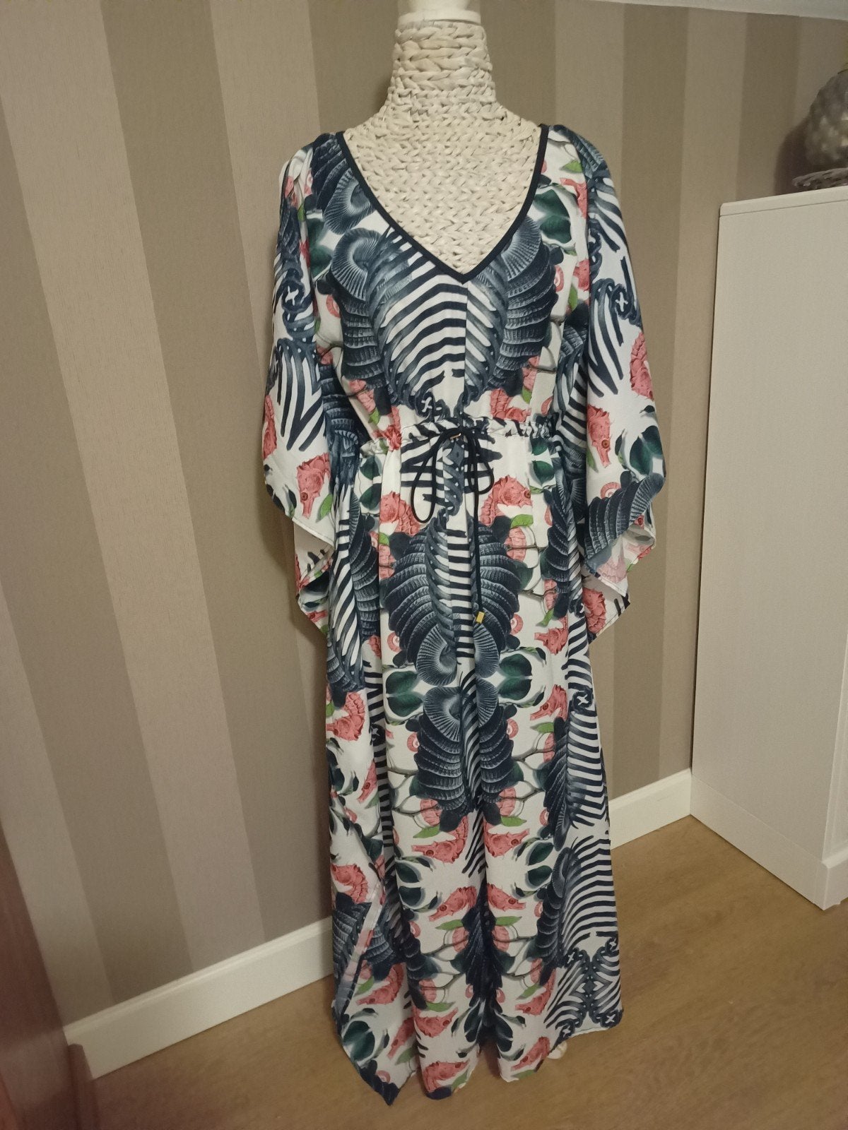Ultraviolet Bikini (85E/L) met bijpassende strandjurk (L/XL), Meerkleurig, Ophalen of Verzenden, Zo goed als nieuw, Bikini