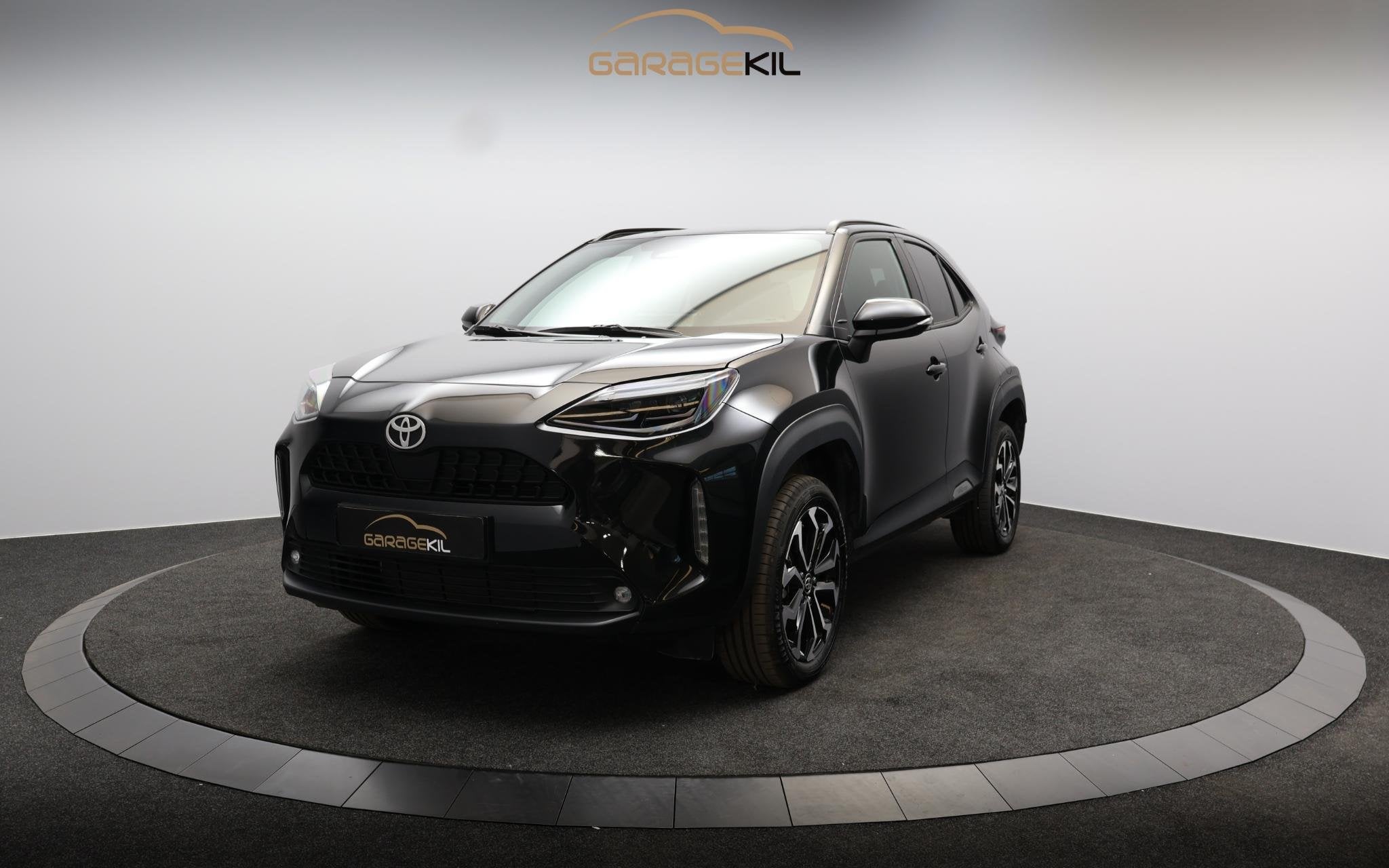 Toyota Yaris Cross 1.5 Hybrid 130 Team D Dealer Onderh / Cam, Auto's, 1195 kg, Gebruikt, Leder en Stof, Zwart