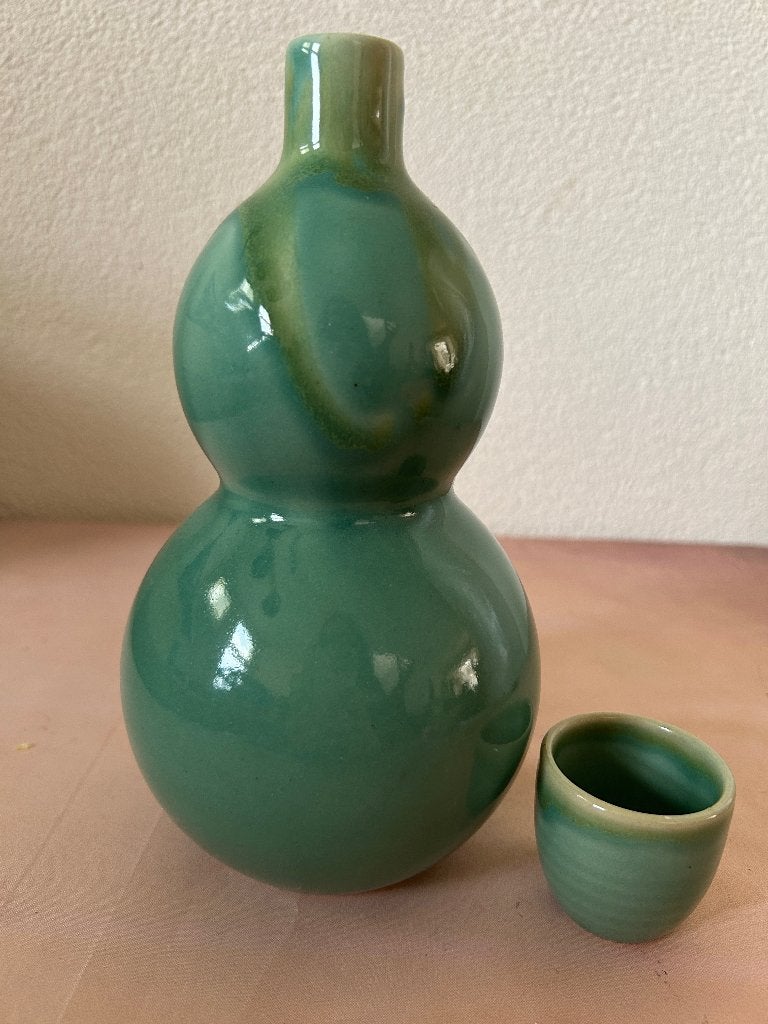 Vintage Japanse sake set celadon groen keramiek tokkuri, Ophalen of Verzenden