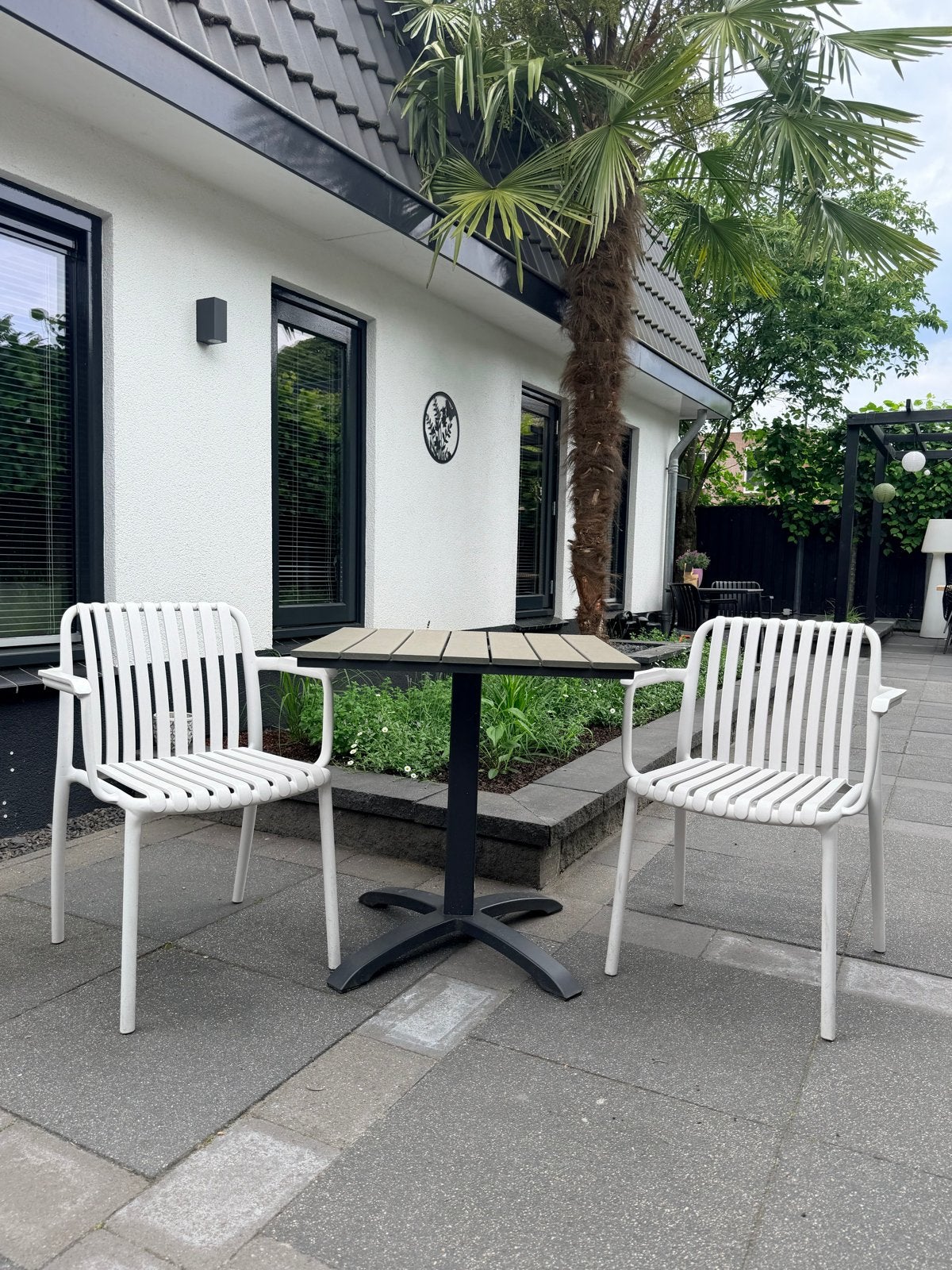 Tafel Hobro Jysk 70x70 met 2 stapelbare stoelen, Ophalen, Gebruikt, Vierkant, Overige materialen
