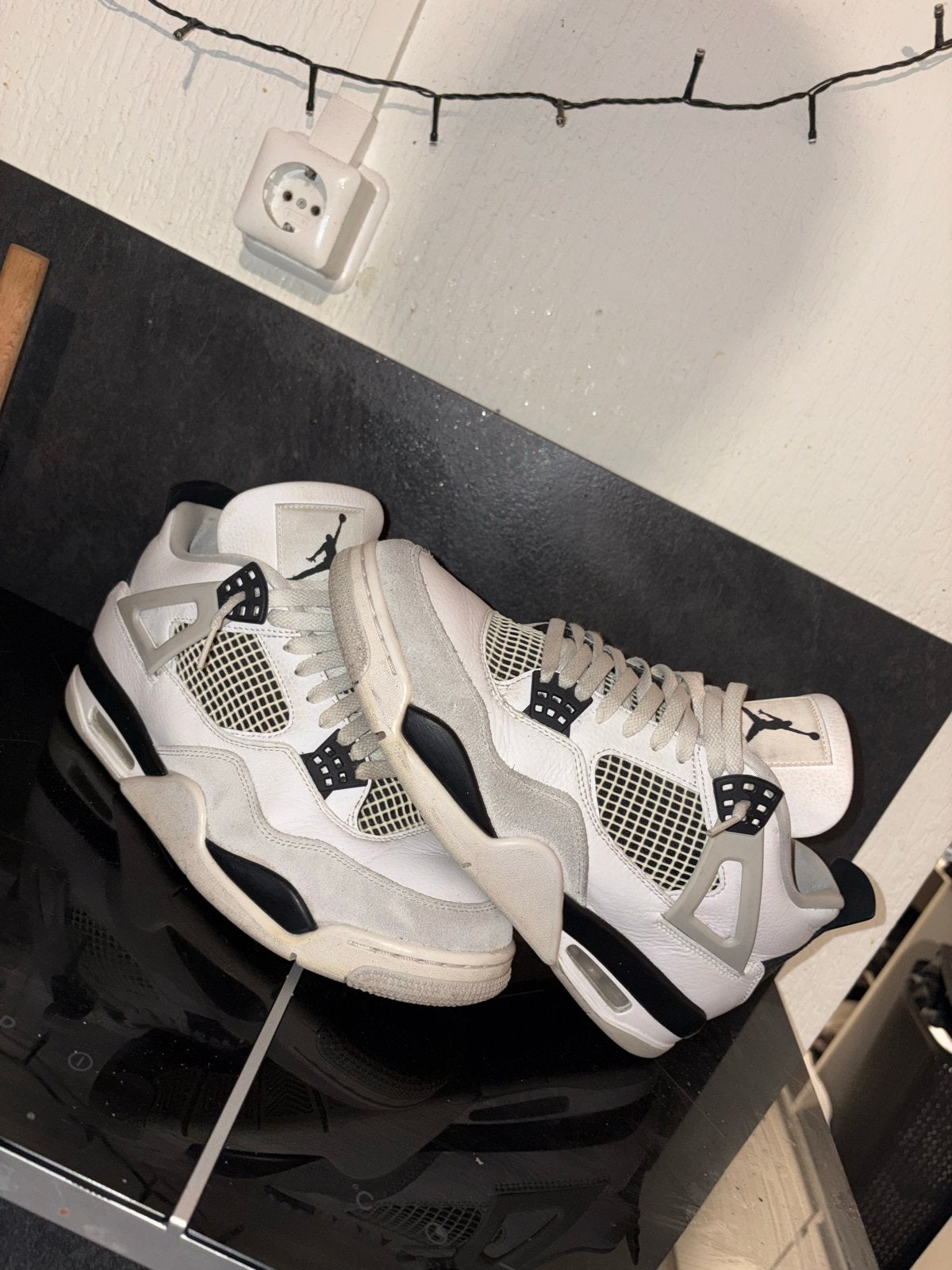 Nike Air Jordan 4 Retro Military Black - Maat 44, Kleding | Heren, Schoenen, Ophalen of Verzenden, Gedragen, Wit, Sneakers of Gympen